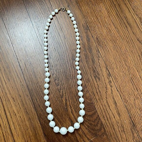 Vtg white plastic & gold bead necklace - Picture 3 of 4